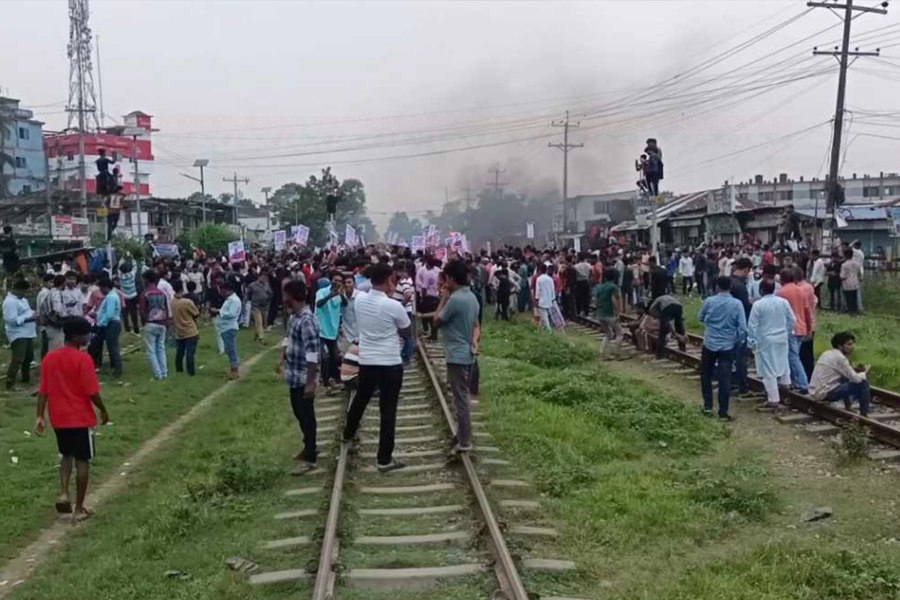 কুমিল্লায় বিএনপির মনোনয়ন না পেয়ে রেলপথ অবরোধ