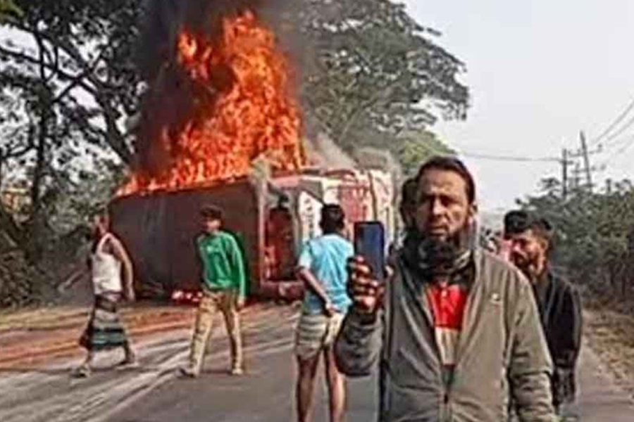 সংঘর্ষের পর বাসে আগুন, পুড়ে প্রাণ গেল চারজনের