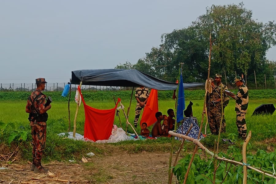 একই পরিবারের চার জনকে থানায় হস্তান্তর করেছে বিজিবি