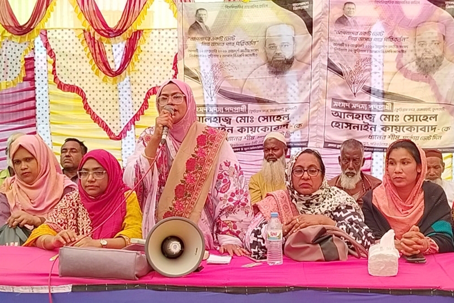 নির্বাচনী উঠান বৈঠকে স্বামী'র পক্ষে ভোট চাইলেন স্ত্রী