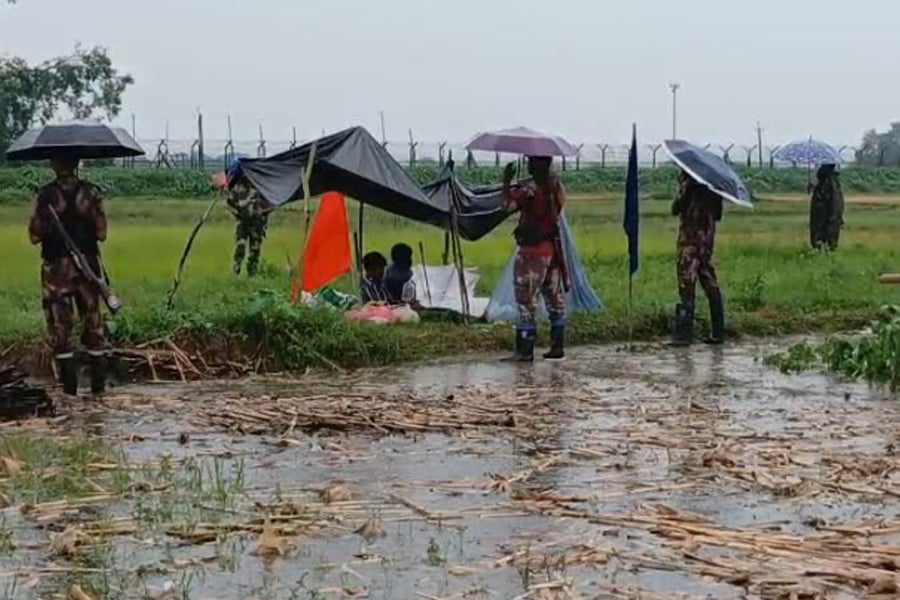 শূন্যরেখায় আটদিন ধরে মানবেতর জীবন, অনিশ্চয়তায় পাঁচ যুবক
