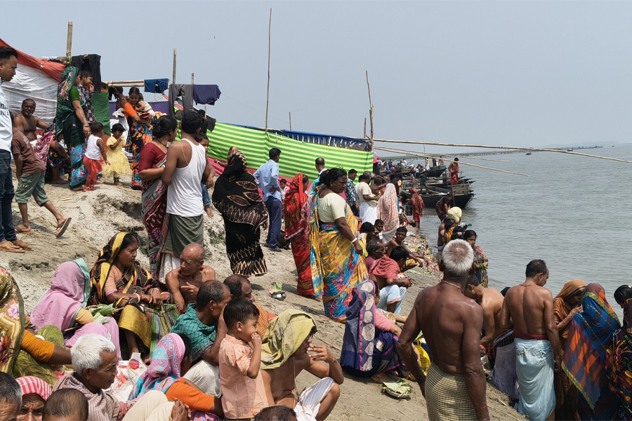 ব্রহ্মপুত্র নদীর তীরে পবিত্র স্নানোৎসব অনুষ্ঠিত