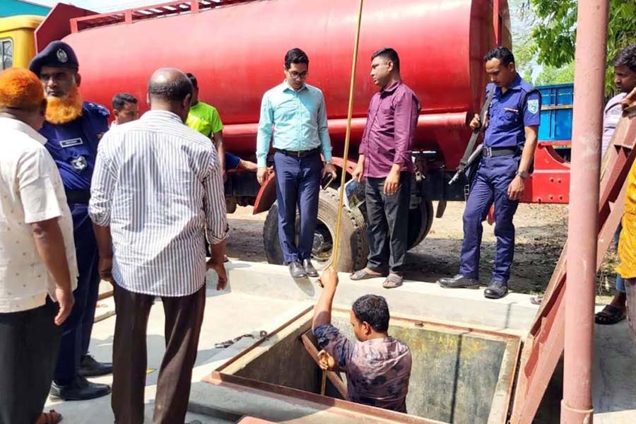 প্রশাসনের কঠোর নজরদারিতে ফিলিং স্টেশনগুলো