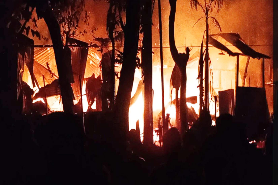 উলিপুরে বৈদ্যুতিক শর্ট সার্কিটে আগুন, ৩ গরু পুড়ে ছাই