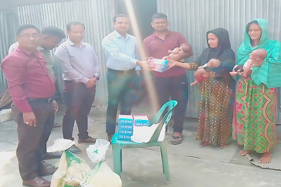 ৩ সন্তানের জননীকে ঈদ উপহার দিলেন রাজারহাট ইউএনও