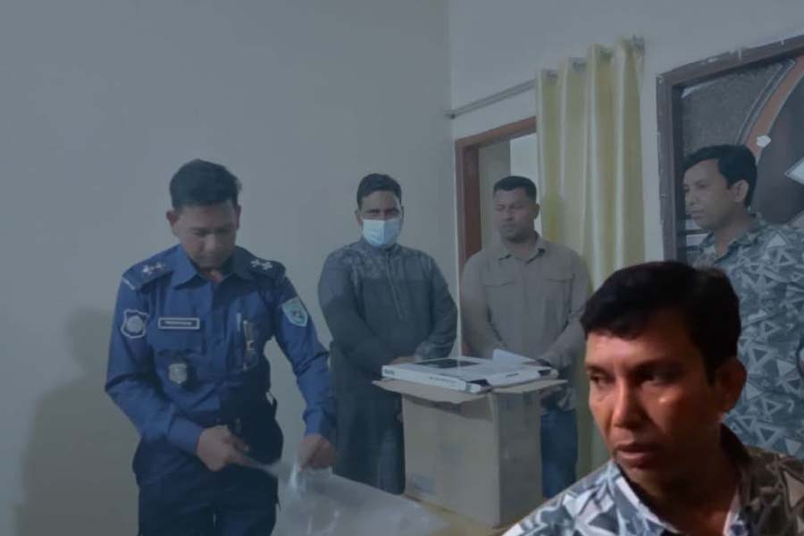 রৌমারীতে স্বাস্থ্য কমপ্লেক্সের স্টোরকিপার আটক