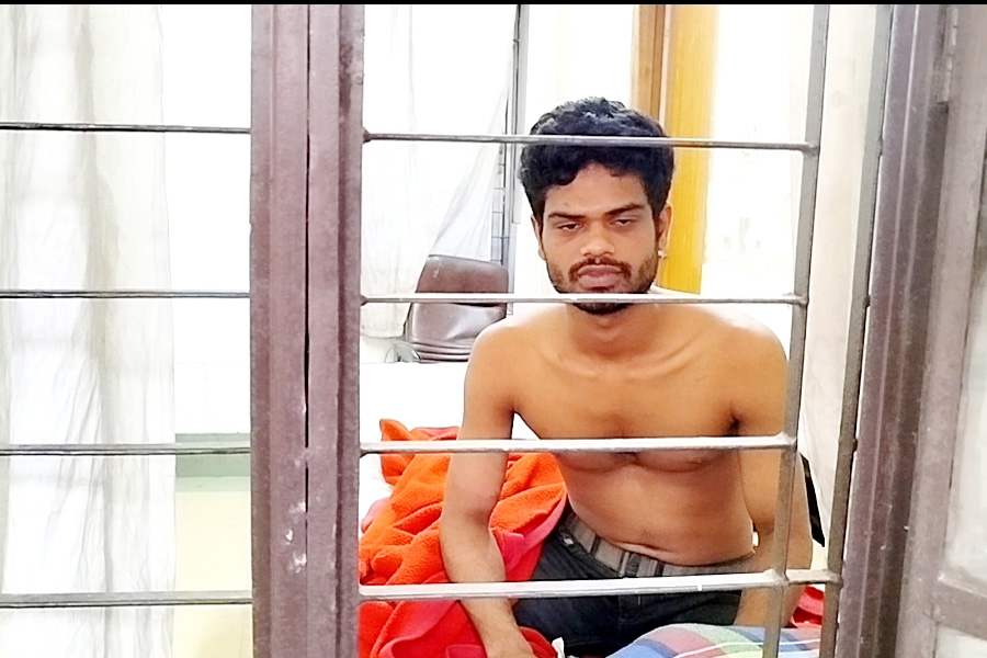 চুরির অভিযোগে কিশোরকে মধ্যযুগীয় কায়দায় নির্যাতন