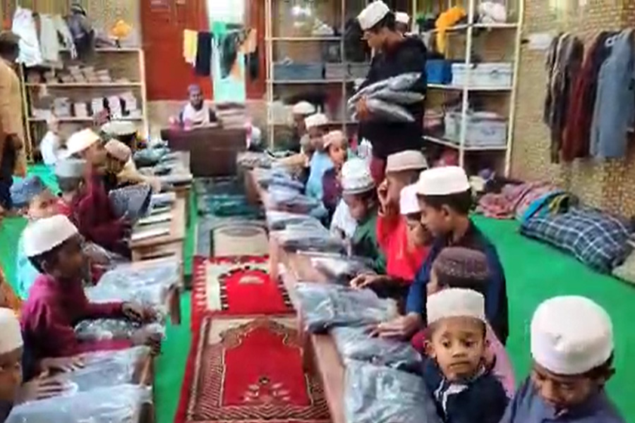 কুমারখালীতে এতিম ও অসহায়দের মাঝে ঈদ বস্ত্র বিতরণ