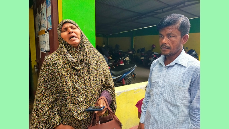 চিকিৎসা নিতে এসে খোয়াচ্ছে টাকা