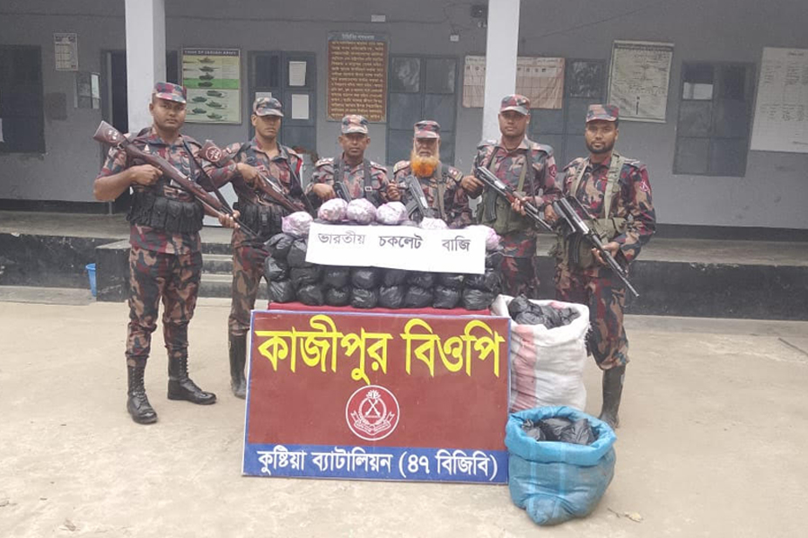 কুষ্টিয়ায় বিজিবির অভিযানে বিপুল পরিমাণ ভারতীয় বাজি ও মদ উদ্ধার