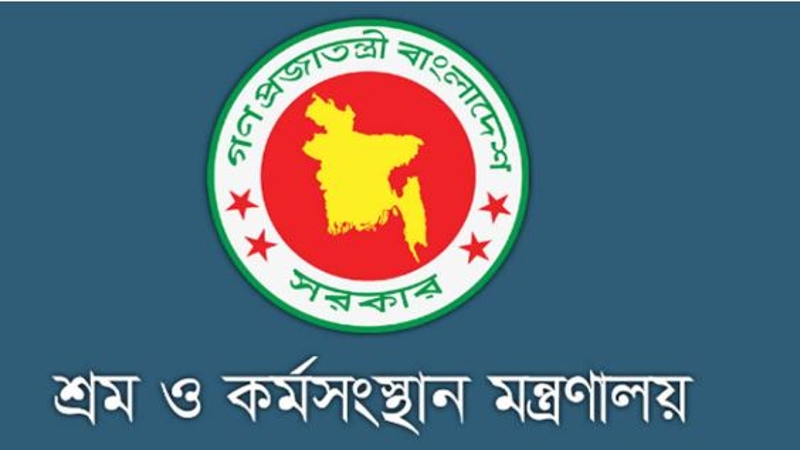 দুর্নীতিবাজ কর্মকর্তাদের পুরস্কার ও বিদেশ পলায়নের সুযোগ দিচ্ছেন সচিব