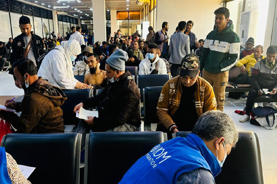 লিবিয়া থেকে দেশে ফিরলেন ৩১০ বাংলাদেশি