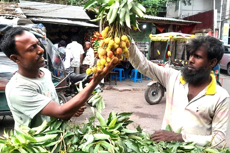 রাজশাহীর বাজারে মিষ্টি লিচুর তেতো দাম