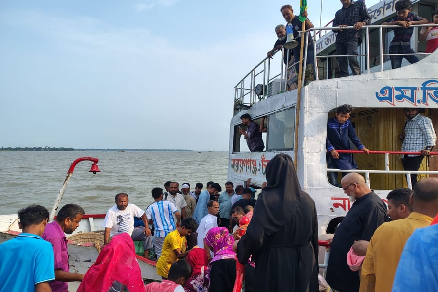 মেঘনায় বিকল লঞ্চ, উদ্ধার ৮০ যাত্রী
