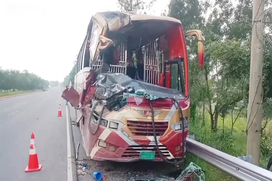 মাদারীপুরে বাস-কাভার্ডভ্যানের  সংঘর্ষে নিহত ১, আহত ১০
