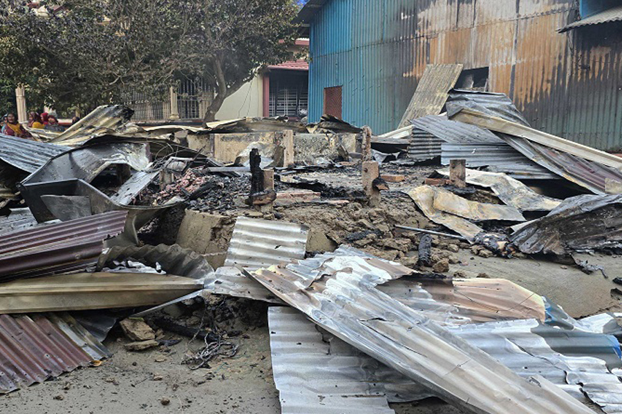 মাদারীপুরে দুপক্ষের সংঘর্ষ, বাড়িতে অগ্নিসংযোগ-লুটপাট