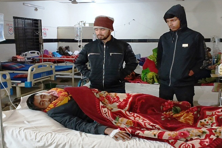 চাঁদা না পেয়ে ব্যবসায়ীকে তুলে নিয়ে পিটিয়ে জখম