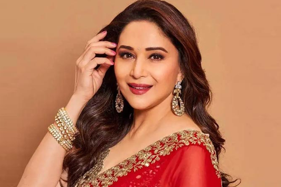 তিন ঘণ্টা অপেক্ষার পর মঞ্চে মাধুরী, ক্ষুব্ধ দর্শকরা