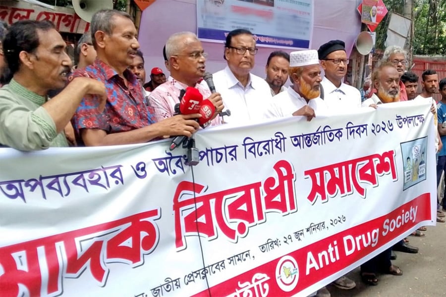 জাতীয় প্রেস ক্লাবের সামনে আয়োজিত মাদকবিরোধী সমাবেশে বক্তব্য দেন মোয়াজ্জেম হোসেন আলাল। ছবি: ভিওডি বাংলা