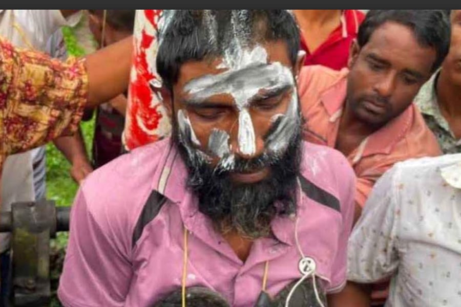 অভিযুক্ত জুয়েল রানাকে আটক করে গলায় জুতার মালা পড়িয়ে মুখে চুনকালি মেখে দেয় এলাকাবাসী। ছবি সংগৃহীত