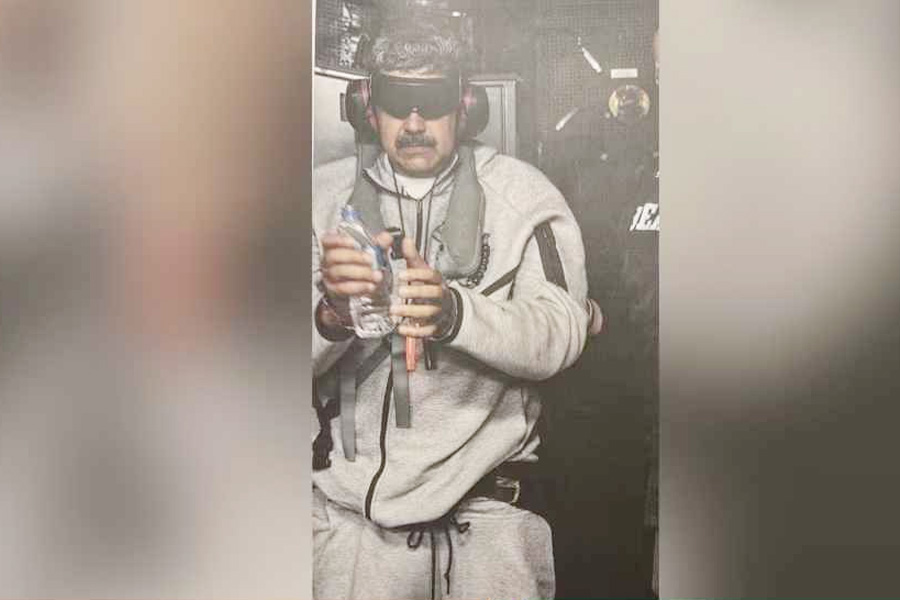 আটক মাদুরোর চোখ বাঁধা ছবি প্রকাশ