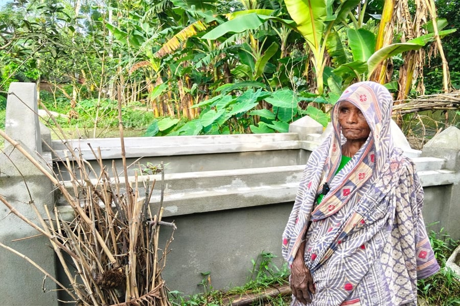 জীবিত অবস্থায় ঘরের পাশেই নিজের কবর তৈরি করে রেখেছেন ঠাকুরগাঁওয়ের বৃদ্ধা আয়েশা খাতুন। ছবি: ভিওডি বাংলা