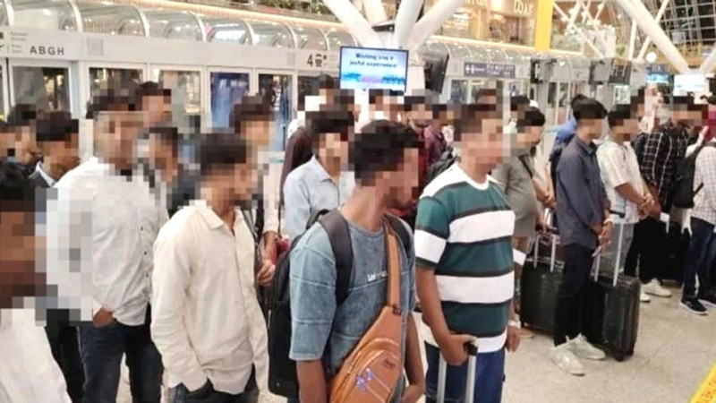 আবারও ৯৮ বাংলাদেশিকে ফেরত পাঠালো মালয়েশিয়া