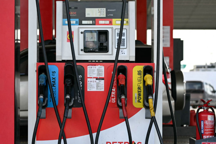 মালয়েশিয়ায় জ্বালানি সংকটে সরকারি কর্মীদের ‘ওয়ার্ক ফ্রম হোম’