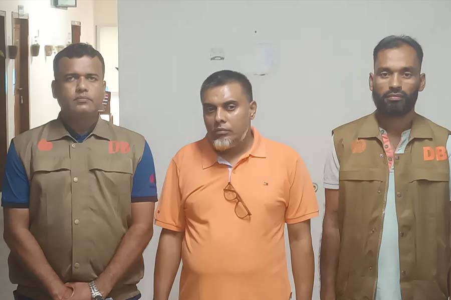 প্রধানমন্ত্রীর এপিএস সেজে নিয়োগ-বদলি বাণিজ্য, গ্রেপ্তার ১