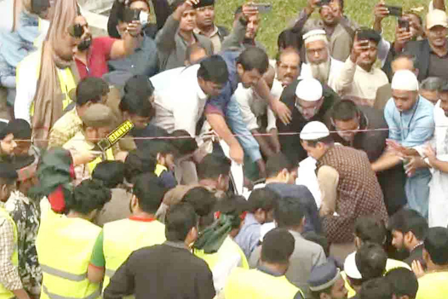 নজরুলের কবরের পাশে চিরনিদ্রায় শায়িত ওসমান হাদি