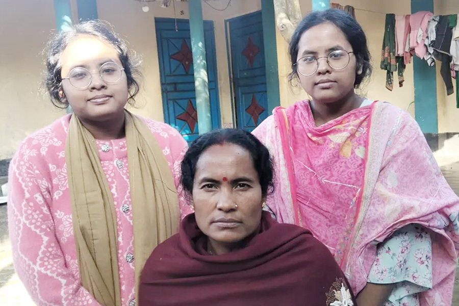 দেবীগঞ্জে মেডিকেলে ভর্তির সুযোগ পেলেন যমজ ২ বোন