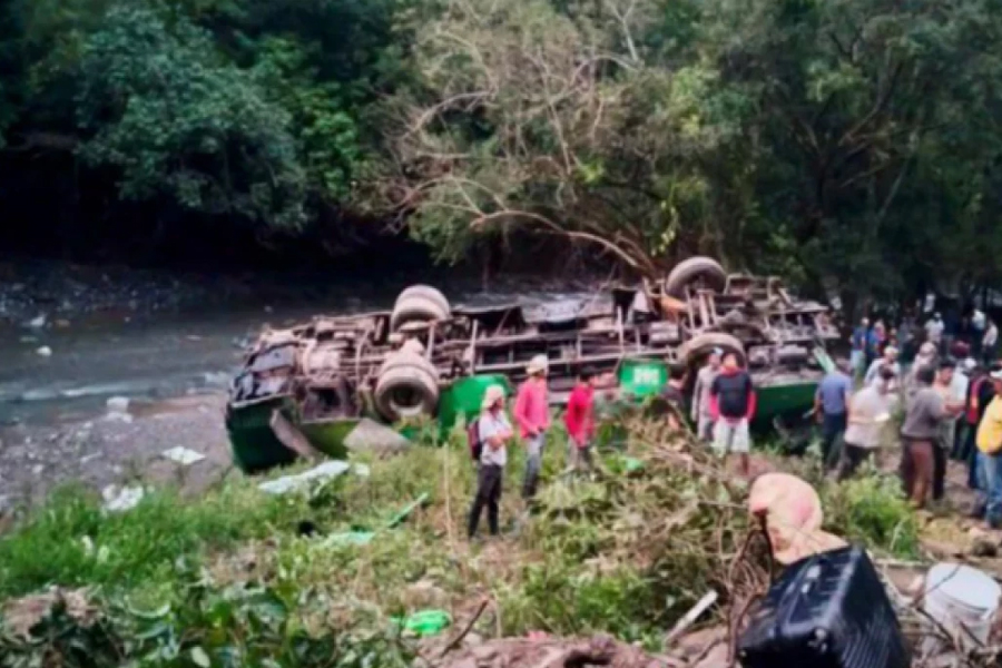 পূর্ব মেক্সিকোতে বাস দুর্ঘটনায় নিহত ১০