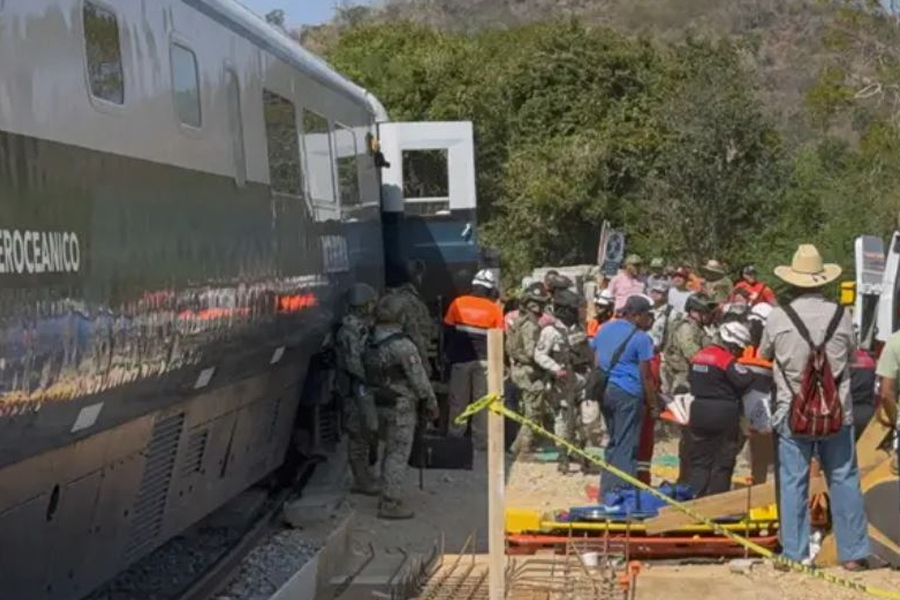 মেক্সিকোতে ট্রেন লাইনচ্যুত হয়ে নিহত ১৩