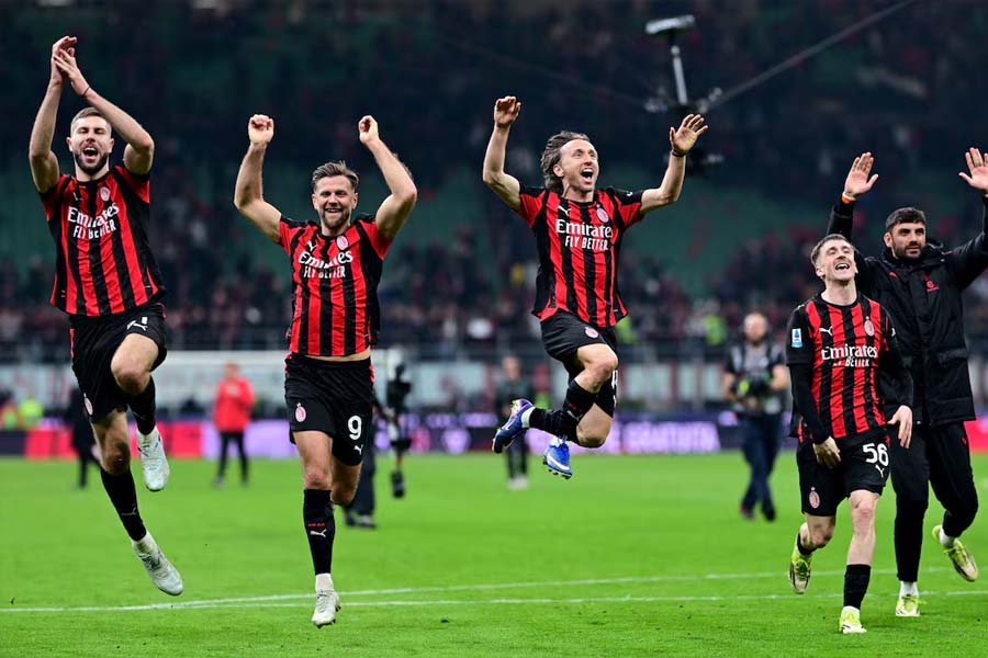 ডার্বি জিতে শিরোপার আশা টিকিয়ে রাখল এসি মিলান