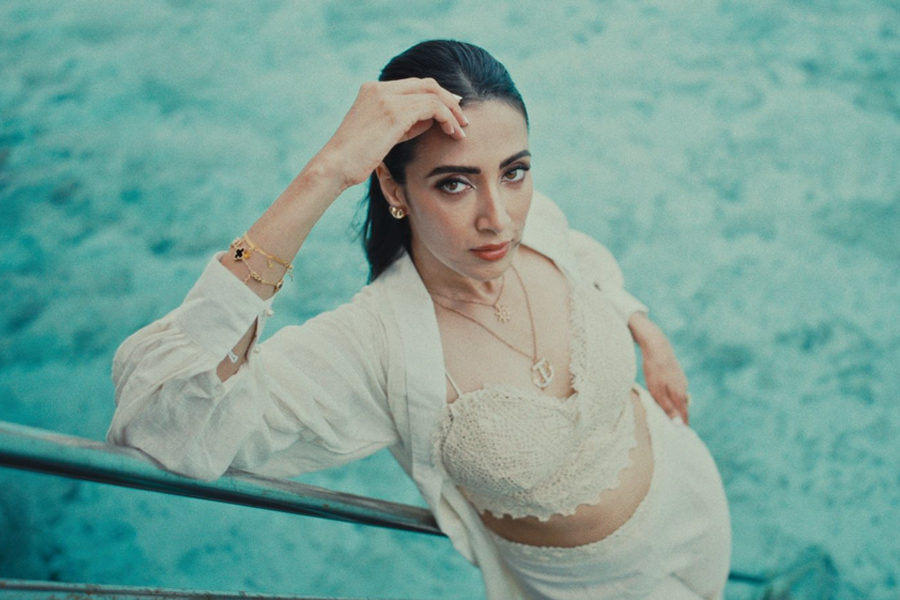 মালদ্বীপে খোলামেলা লুকে ঝড় তুললেন মিম