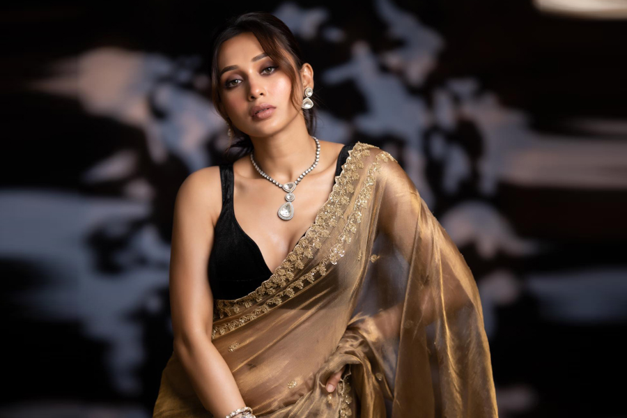 মঞ্চে পারফর্ম করতে গিয়ে হেনস্তার শিকার মিমি চক্রবর্তী