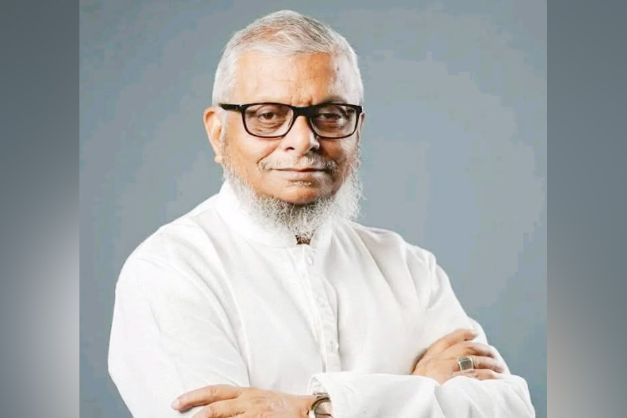 প্রবাসী শ্রমিকদের পাশে বিমানবন্দরে নির্ঘূম রাত মন্ত্রীর