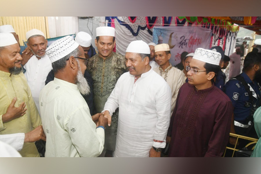 গৌরনদীতে ঈদুল ফিতরের নামাজ আদায় করেছেন তথ্যমন্ত্রী