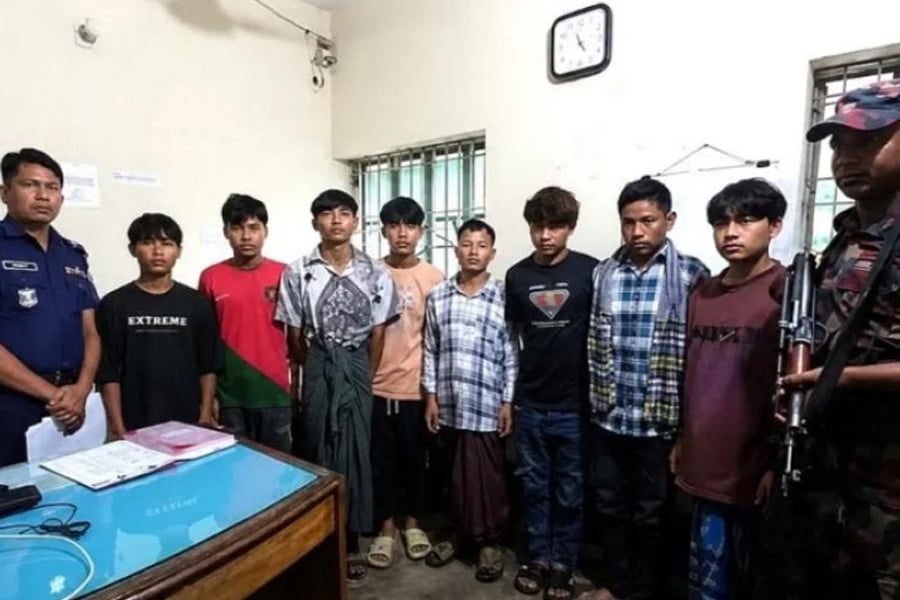 নাইক্ষ্যংছড়ি সীমান্ত দিয়ে বাংলাদেশে প্রবেশের সময় আটক হওয়া মিয়ানমারের নাগরিকরা। ছবি: বিজিবি