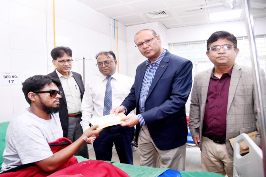 আহত ৩ শ্রমিককে ৫০ হাজার টাকা চিকিৎসা সহায়তা