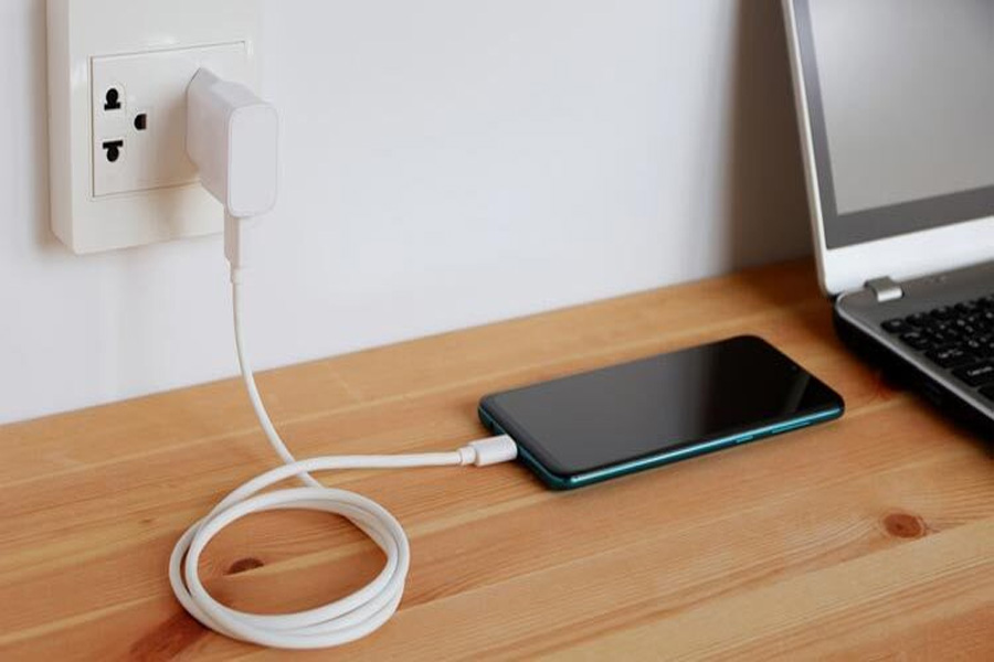 ১০টি ভুল যা বারবার নষ্ট করে আপনার ফোনের চার্জার