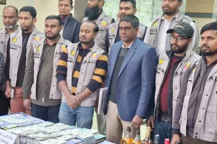 ঢাকায় অবৈধ আইফোন কারখানা ধ্বংস, গ্রেপ্তার ৩