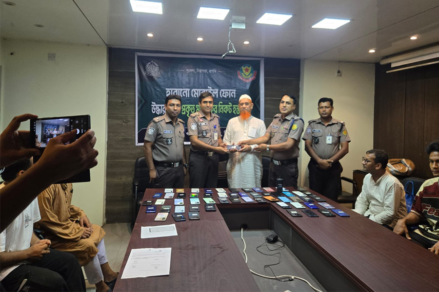 হারানো ৬১ মোবাইল প্রকৃত মালিকদের বুঝিয়ে দিল পুলিশ
