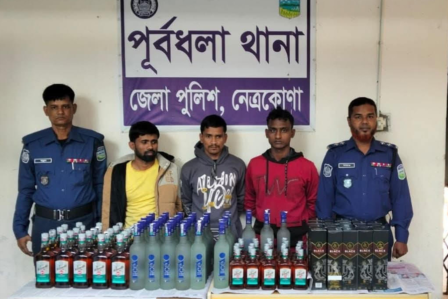 ১০২ বোতল ভারতীয় মদসহ তিন মাদক ব্যবসায়ী আটক