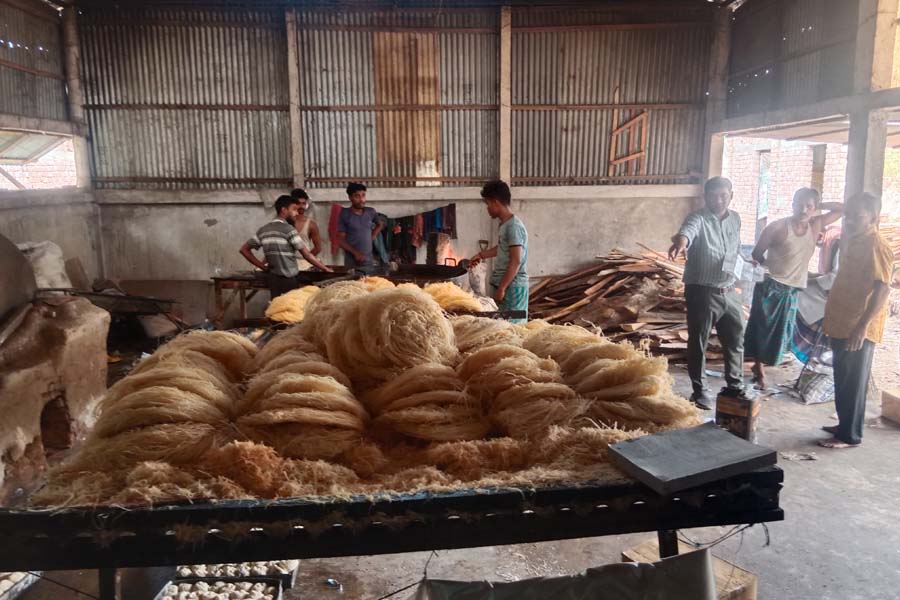 অস্বাস্থ্যকর পরিবেশে সেমাই উৎপাদন, তিন কারখানায় জরিমানা