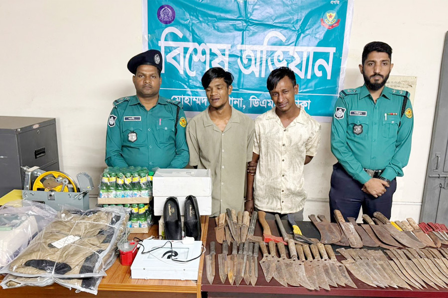 মোহাম্মদপুরে বিপুল পরিমাণ ধারালো অস্ত্র ও চোরাই মালামাল উদ্ধার