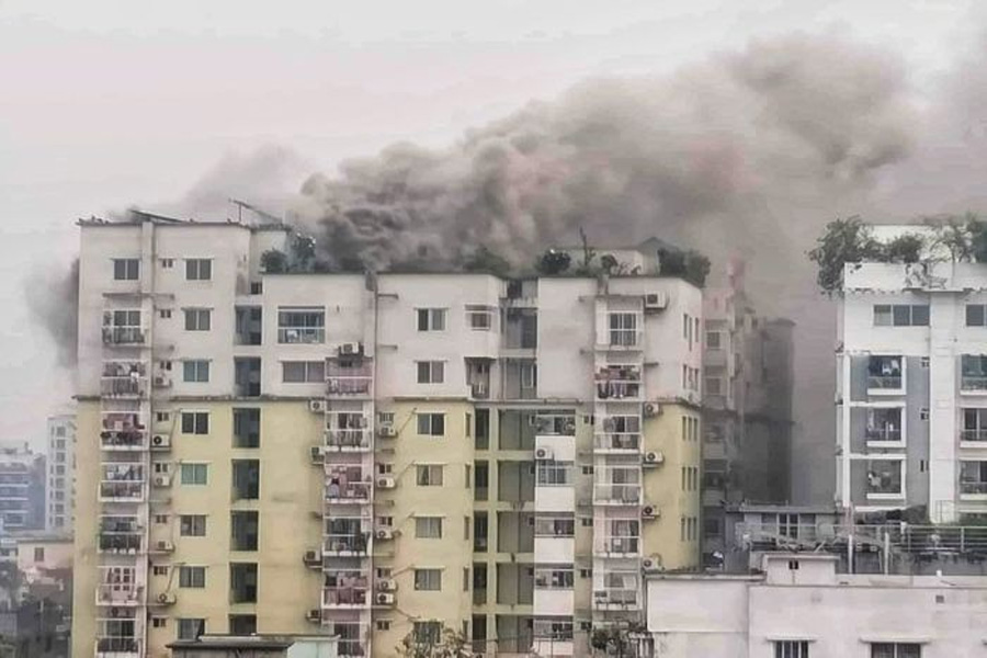 রাজধানীর মোহাম্মদপুরের আবাসিক ভবনের আগুন নিয়ন্ত্রণে