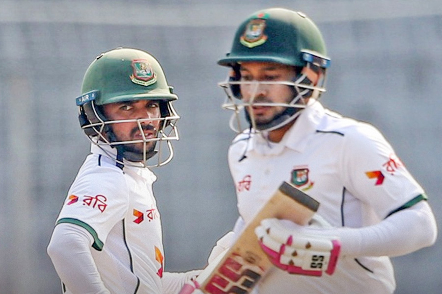 মুমিনুলের টানা দ্বিতীয় ফিফটি, ৫শ’র কাছাকাছি লিড বাংলাদেশের