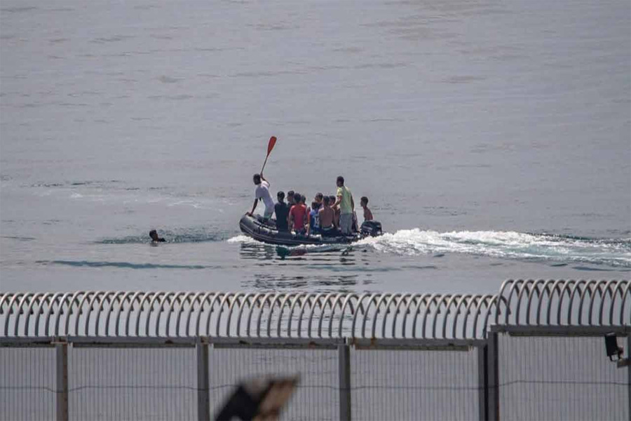 মরক্কোর মা ও ১০ বছরের সন্তান সাঁতার কেটে স্পেনে পৌঁছালেন