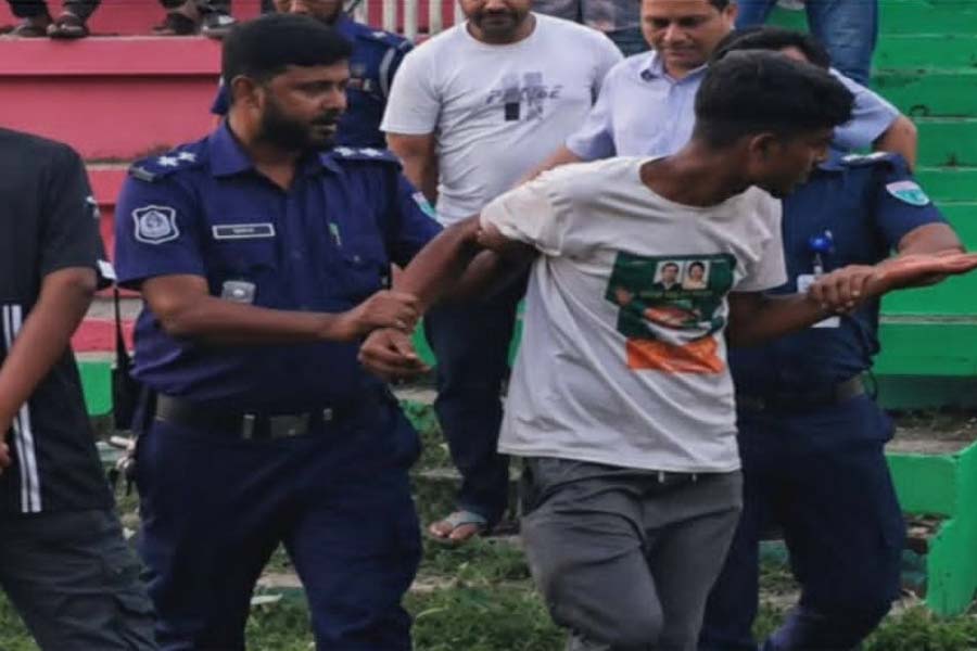 প্রধানমন্ত্রীর অনুষ্ঠানস্থলে ‘জয় বাংলা, জয় বঙ্গবন্ধু’ স্লোগান, যুবক আটক